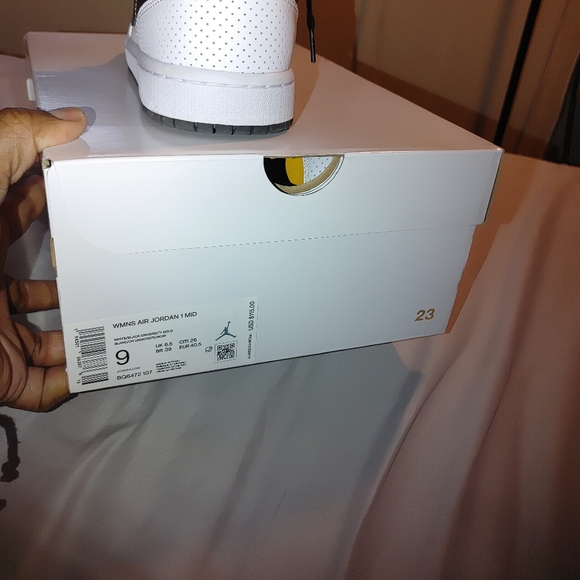 Sneakers - Picture 4 of 5